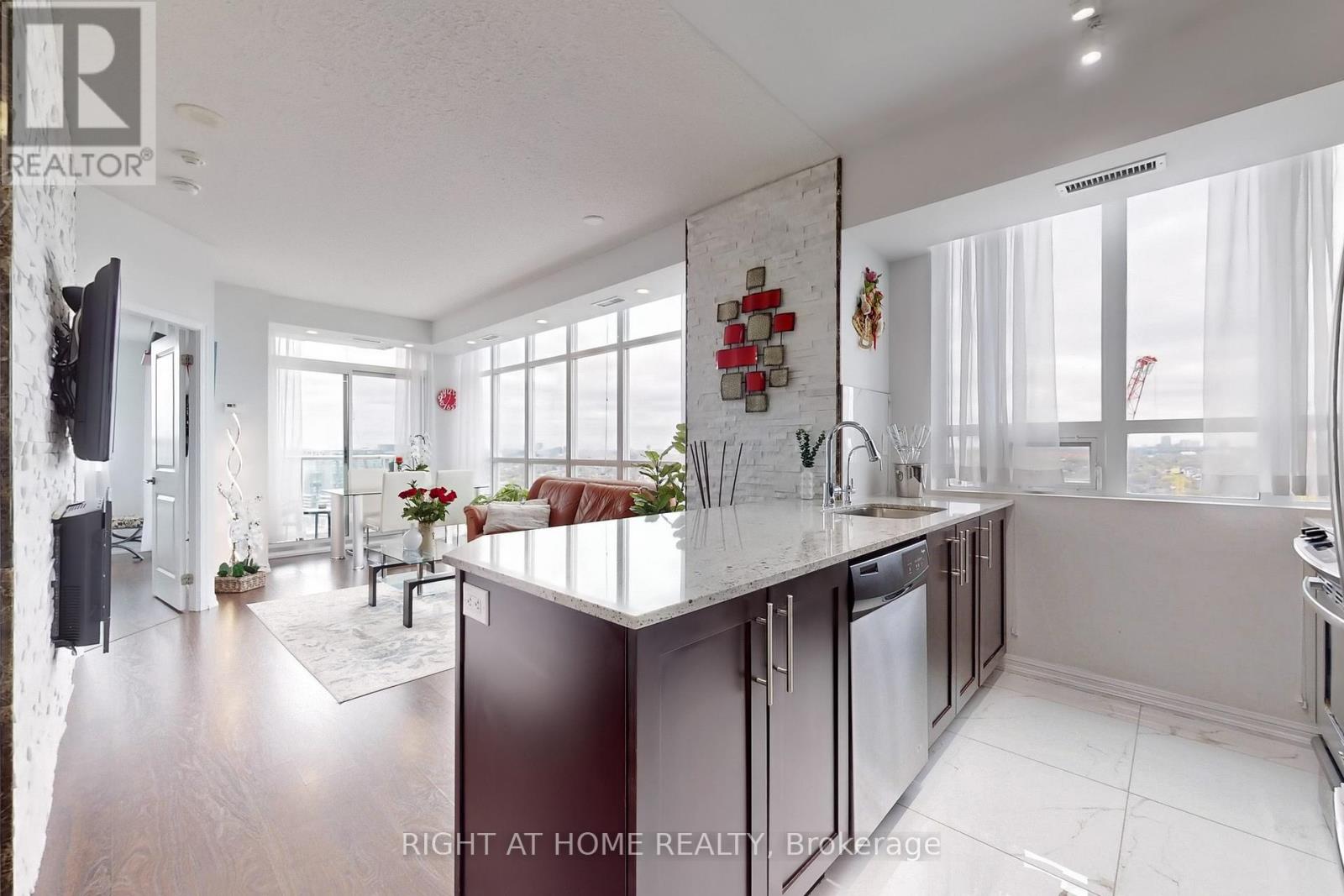 2415 - 125 WESTERN BATTERY ROAD|Toronto (Niagara), Ontario M6K3R8