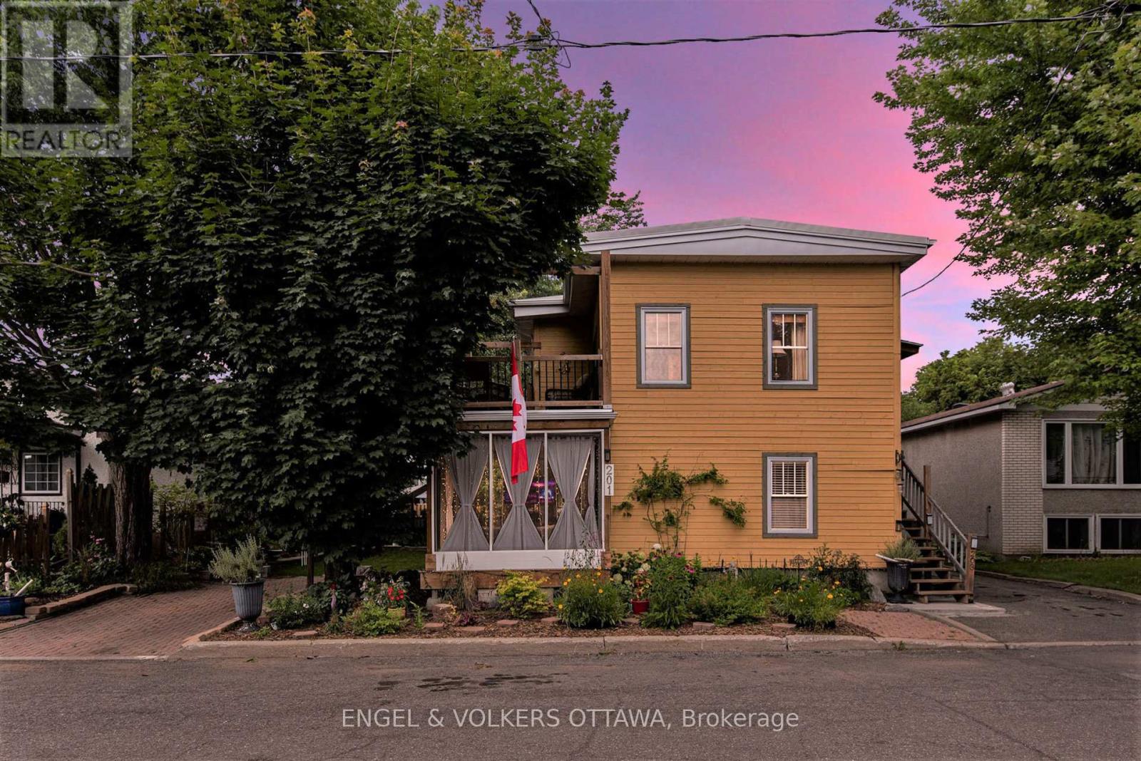 201 - 203 HERITAGE MAPLE WAY|Ottawa, Ontario K1L6M4