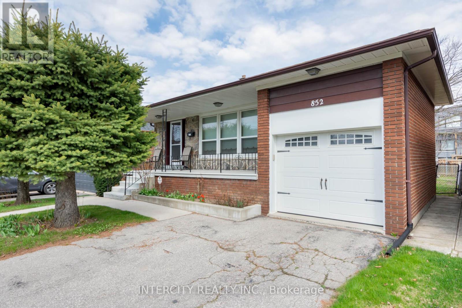 Property image for 852 GLENCAIRN AVENUE|Toronto (Yorkdale-Glen Park), Ontario M6B2A5