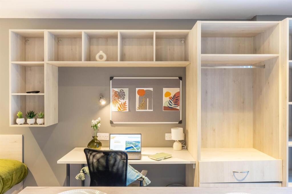 Additional image 5 of Aberdeen | Student | September | AB11