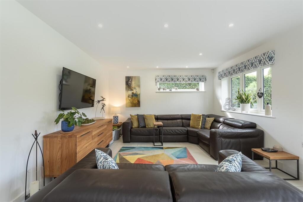 Additional image 4 of Long Buftler, Harpenden