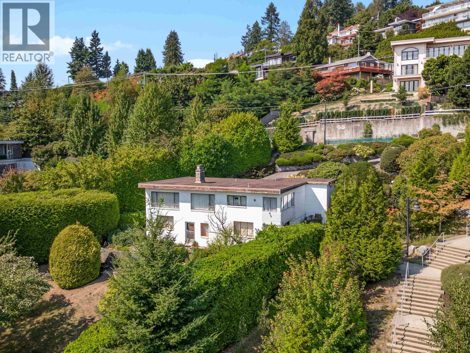 940 KEITH ROAD|West Vancouver, British Columbia V7T1M3