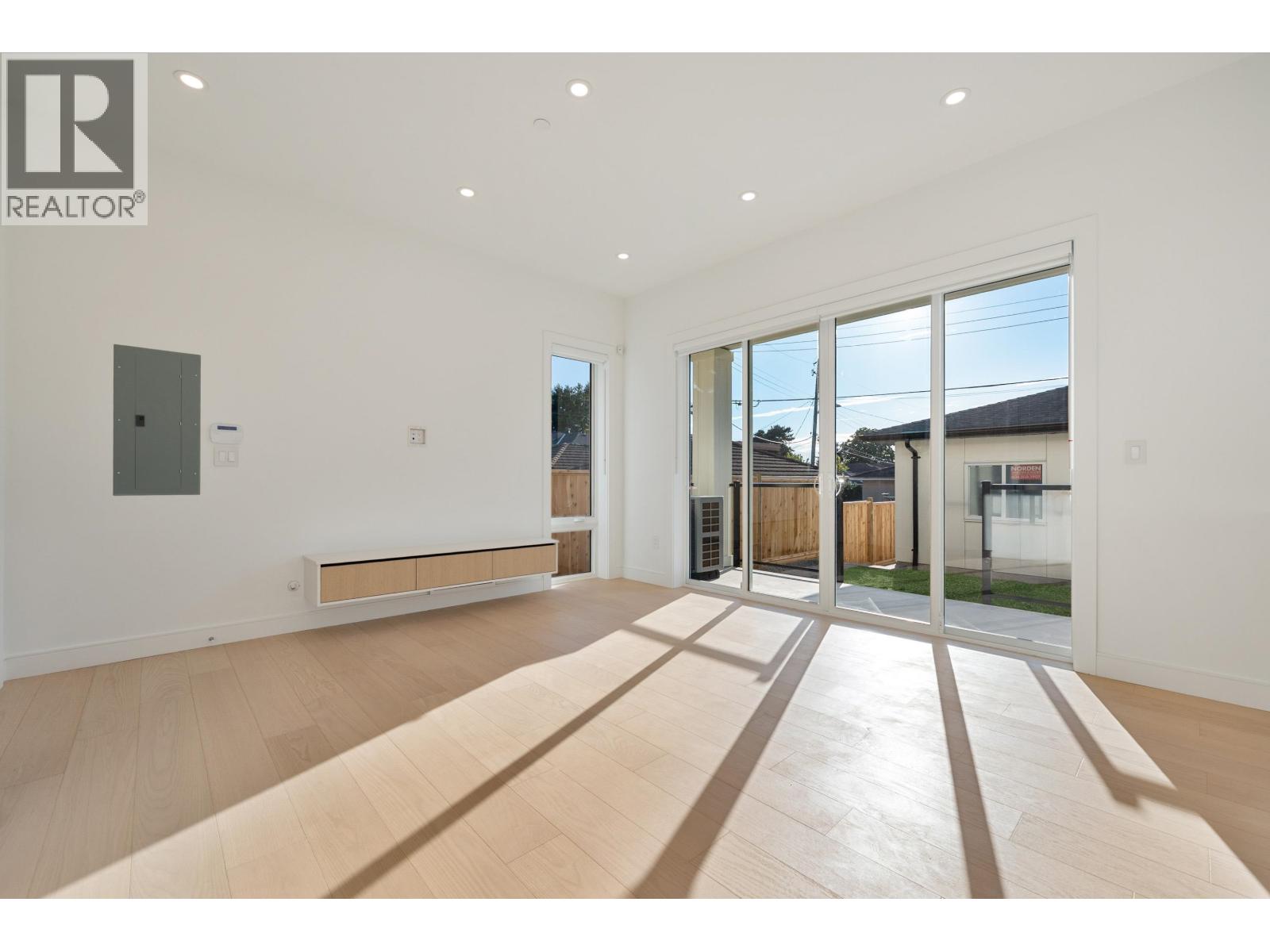 2 6933 PRINCE EDWARD STREET|Vancouver, British Columbia V5X3P2