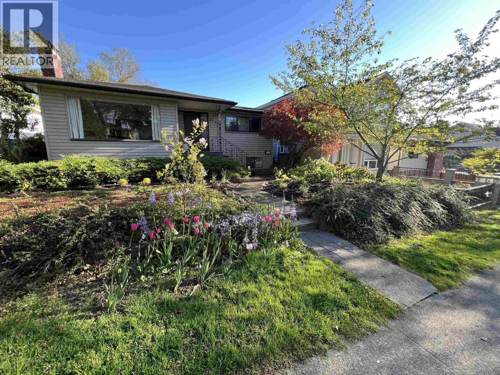2520 E 8TH AVENUE|Vancouver, British Columbia V5M1W2