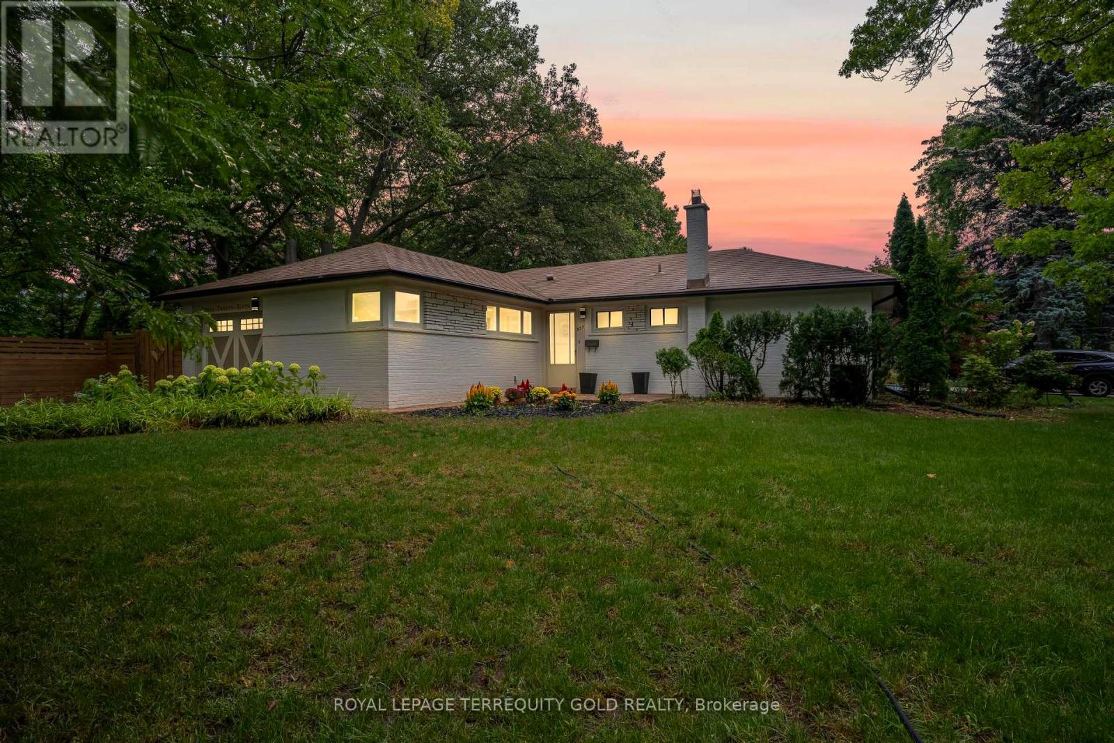 Property image for 327 RIVER SIDE DRIVE|Oakville (CO Central), Ontario L6K3N3