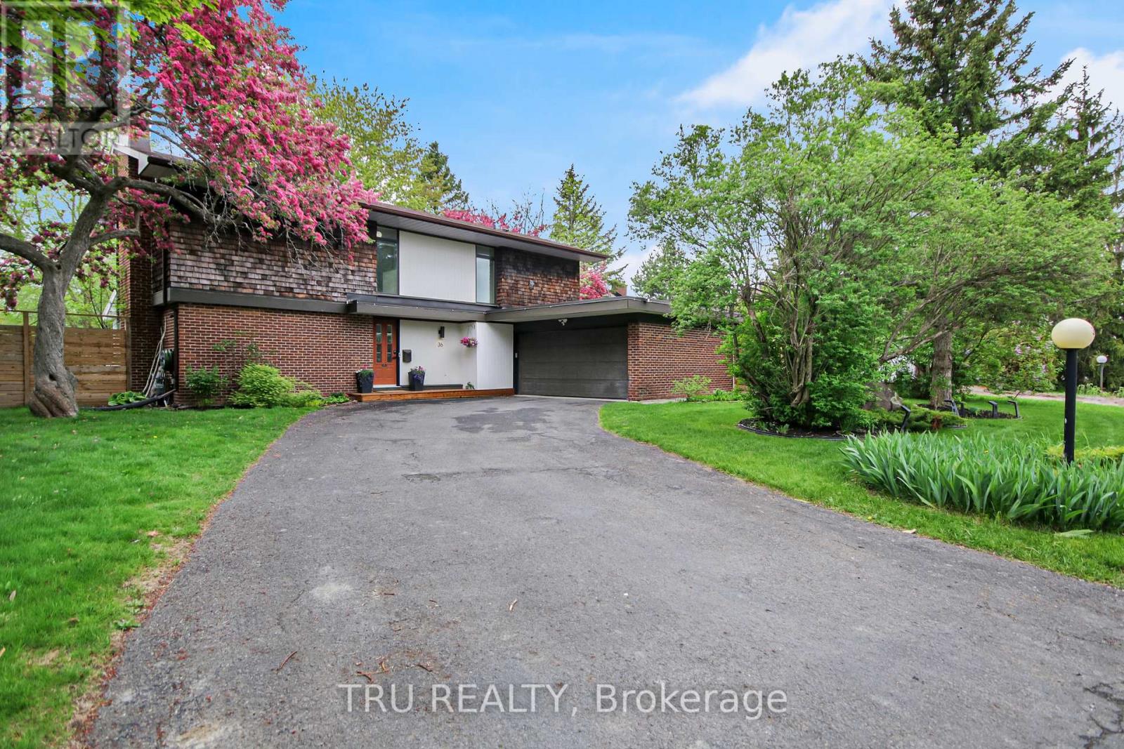 36 VARLEY DRIVE|Ottawa, Ontario K2K1G2