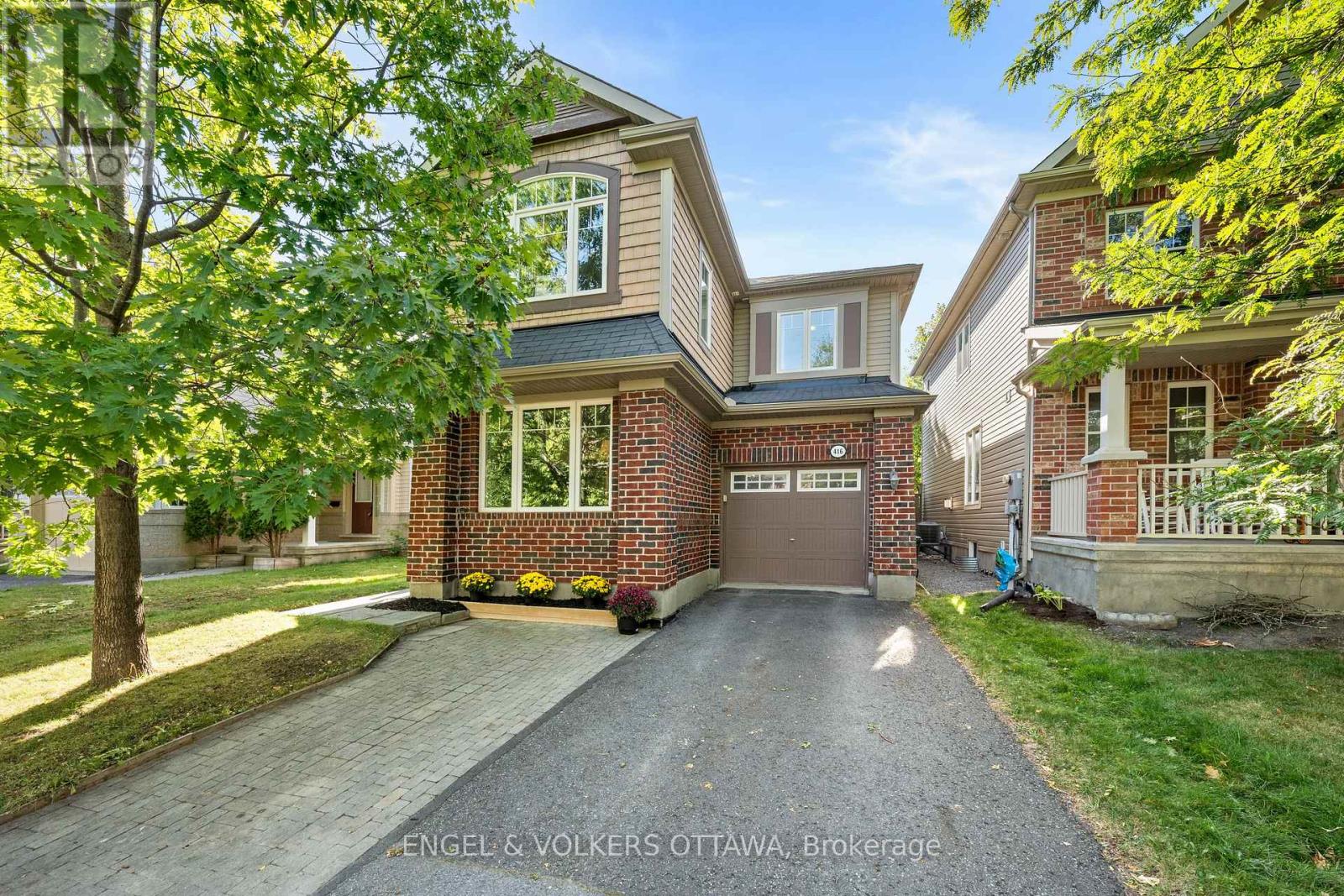 416 VENDEVALE AVENUE|Ottawa, Ontario K2S0M6