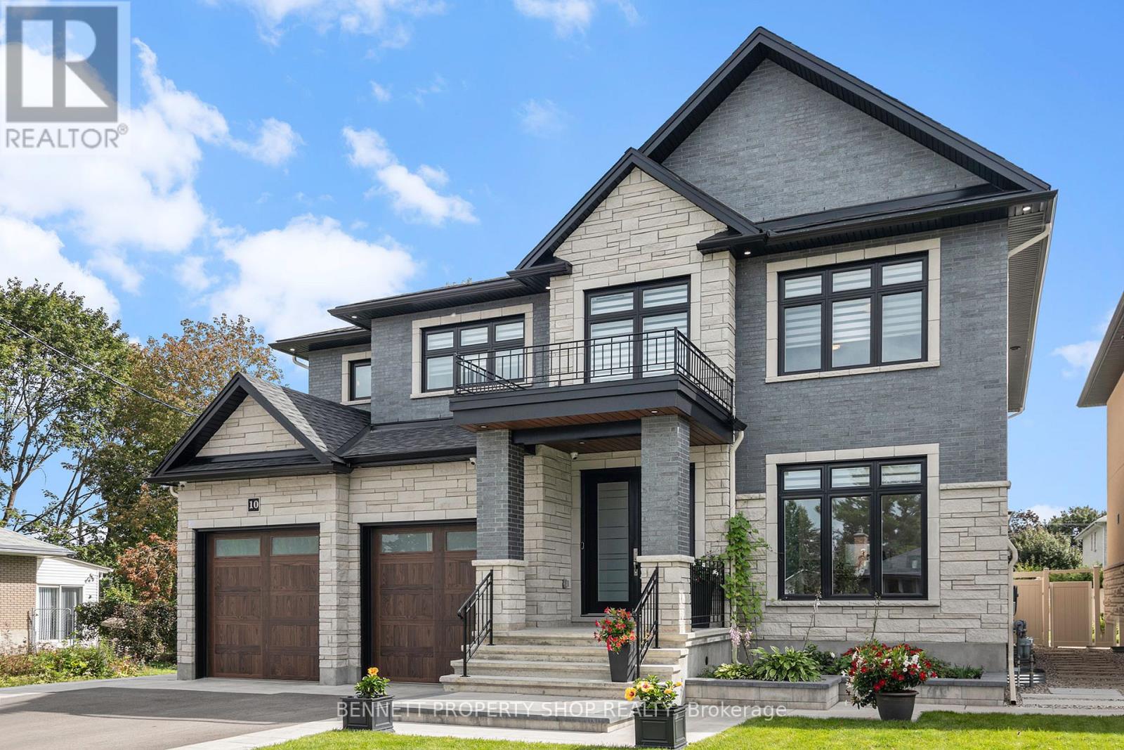 10 WESTWOOD DRIVE|Ottawa, Ontario K2G2W7