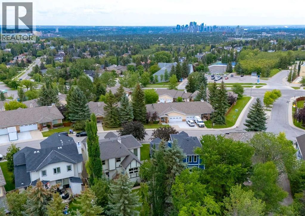 187 Strathaven Circle SW|Calgary, Alberta T3H2K9