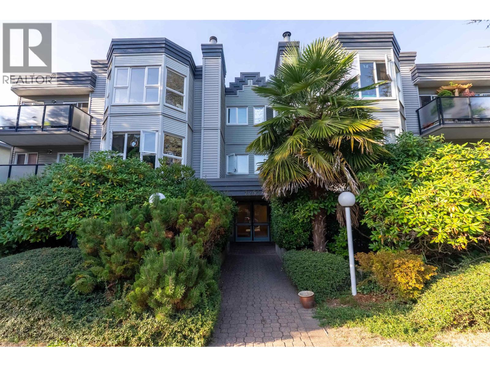 208 2255 ETON STREET|Vancouver, British Columbia V5L1C9