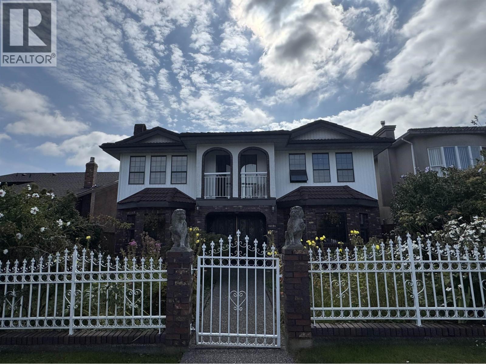 2942 ADANAC STREET|Vancouver, British Columbia V5K2N5