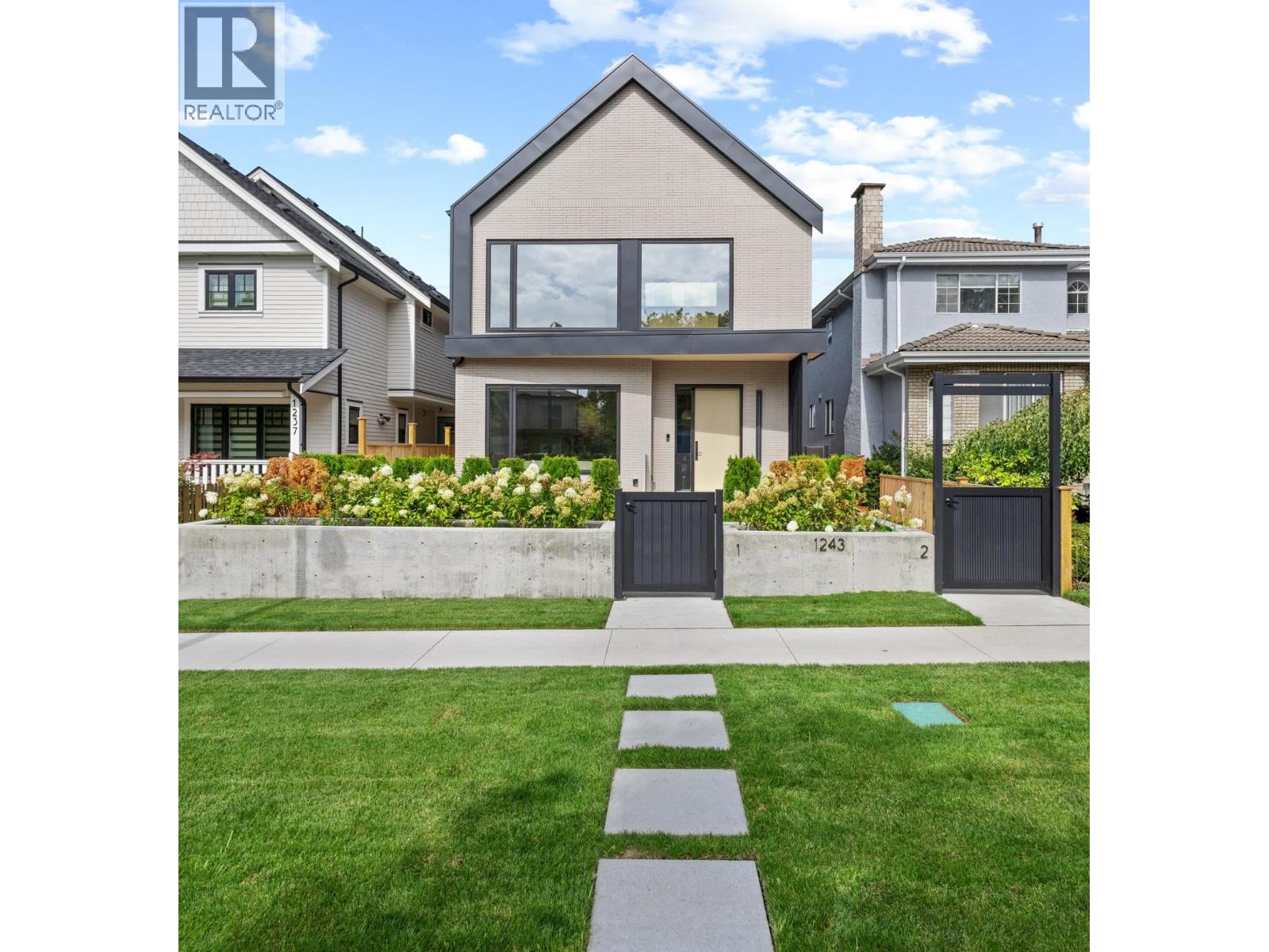 1 1243 E 27TH AVENUE|Vancouver, British Columbia V5V2L9