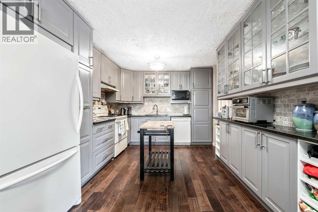 10, 310 Brookmere Road SW|Calgary, Alberta T2W2T7