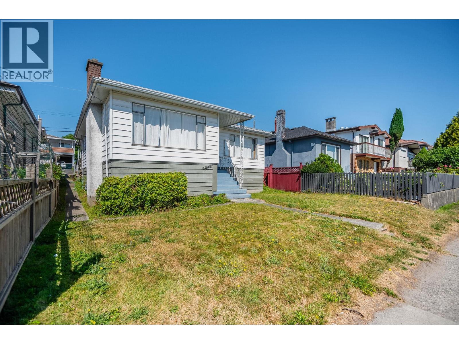 4587 KNIGHT STREET|Vancouver, British Columbia V5N3M8