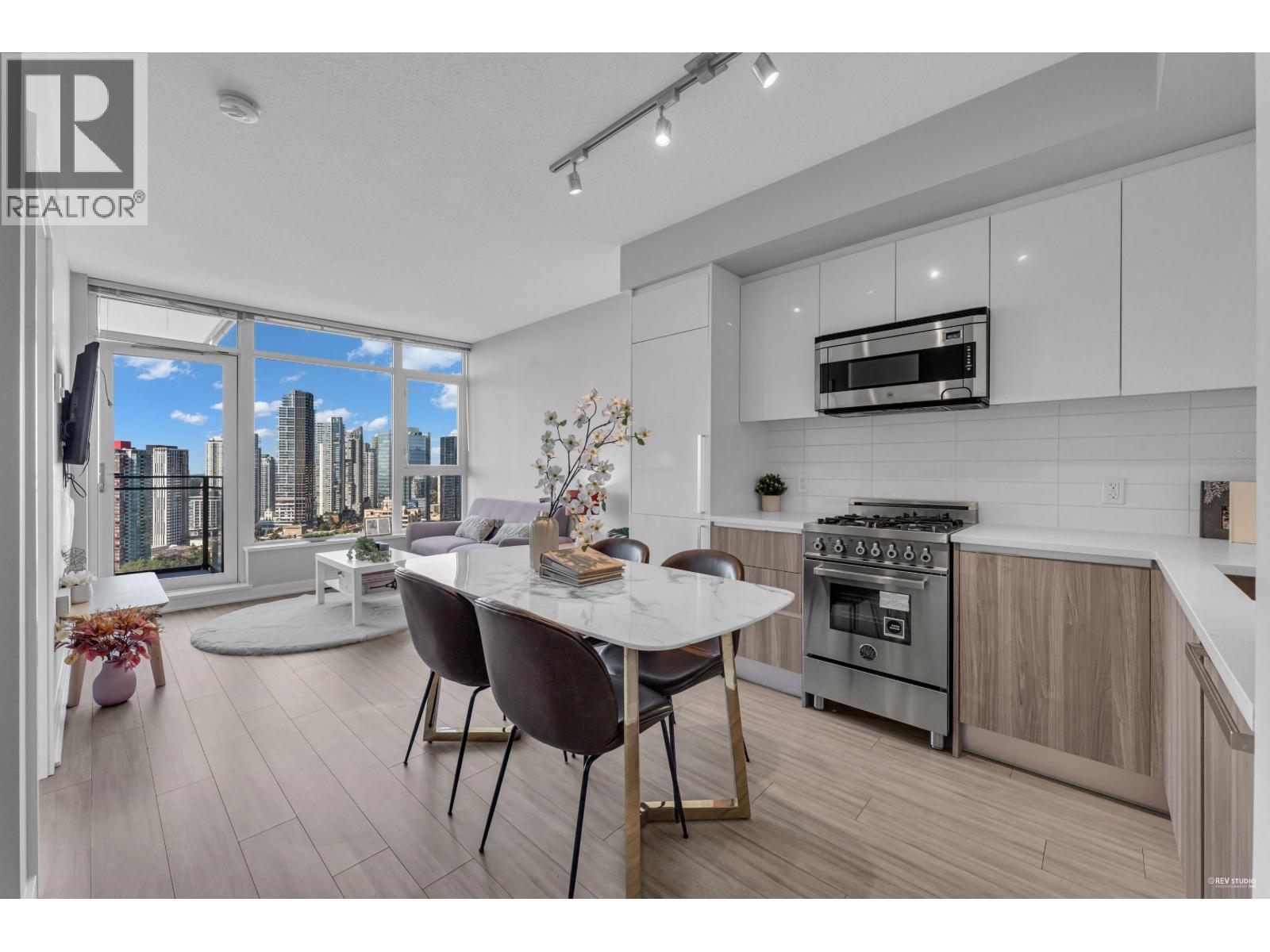 3002 4900 LENNOX LANE|Burnaby, British Columbia V5H0G9