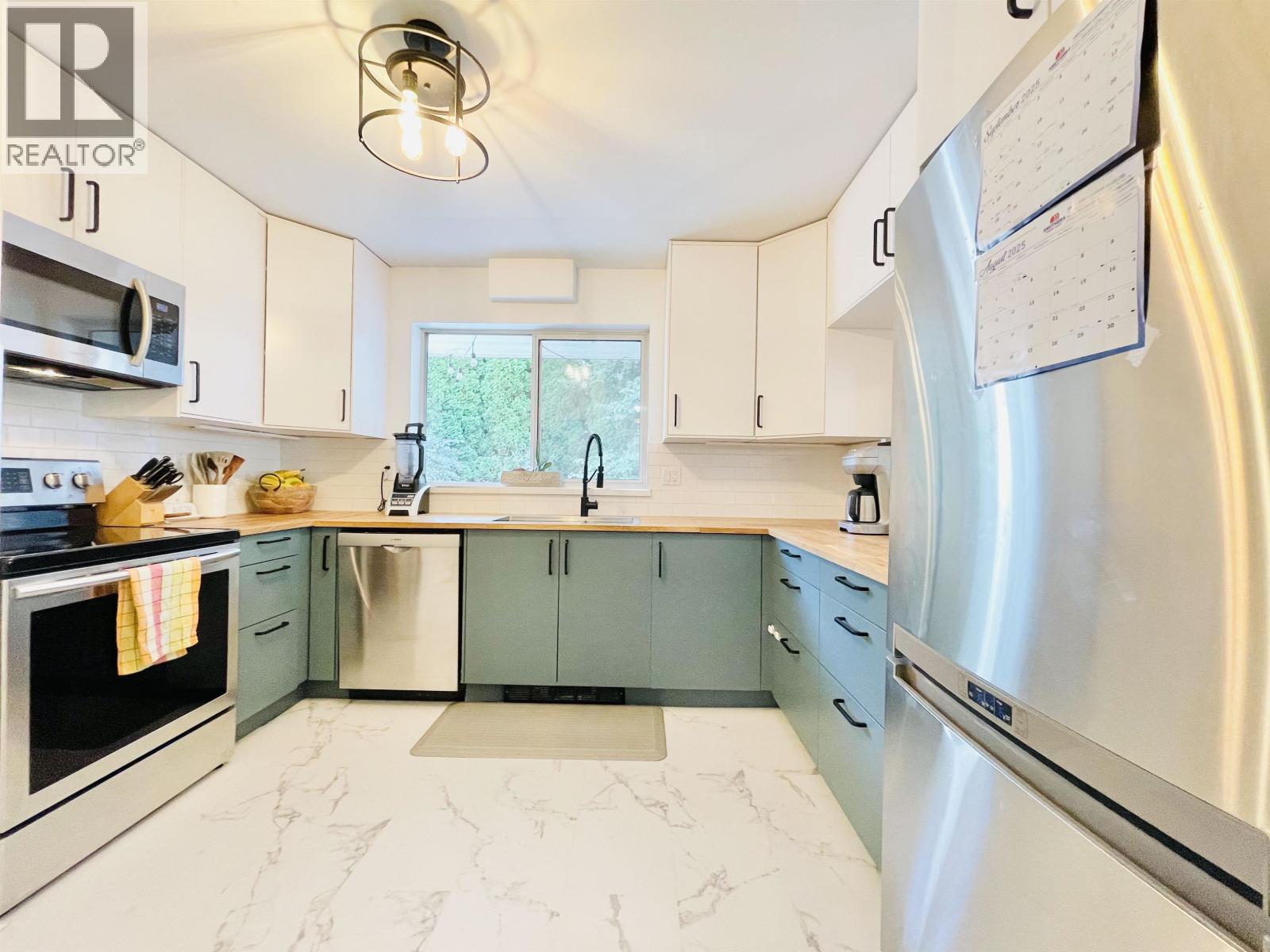 2 3238 QUEBEC STREET|Vancouver, British Columbia V5V3J7