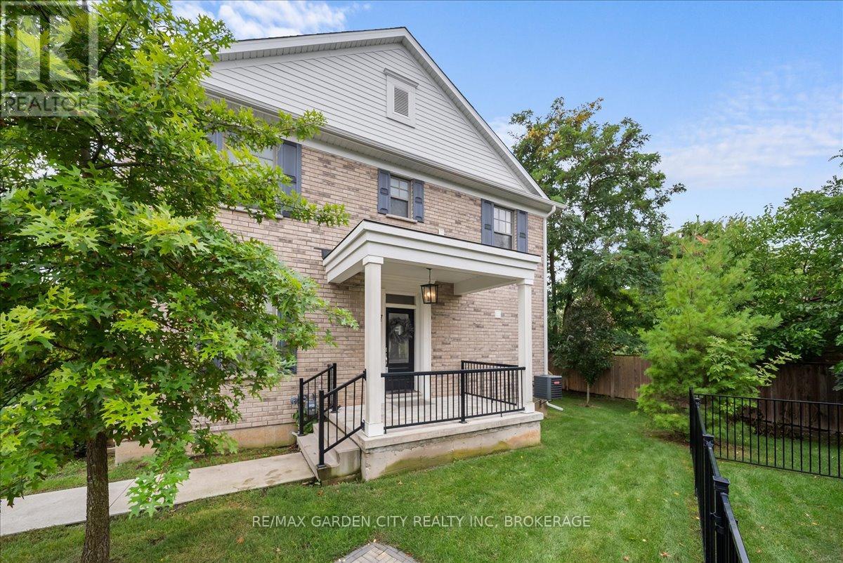 Property image for 7 ASPEN COMMON|St. Catharines (Rykert/Vansickle), Ontario L2S2B3