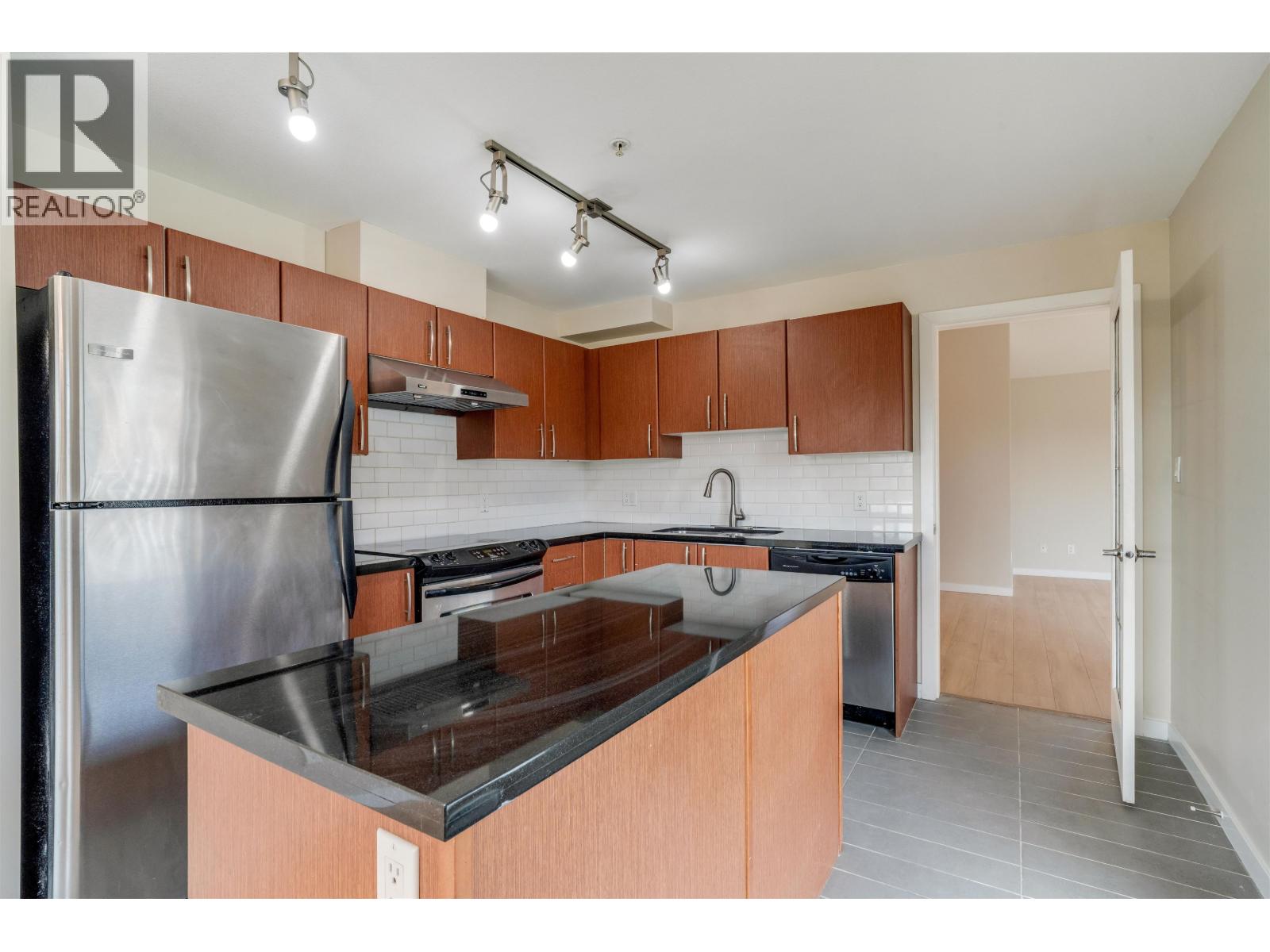 402 7339 MACPHERSON AVENUE|Burnaby, British Columbia V5J0B1