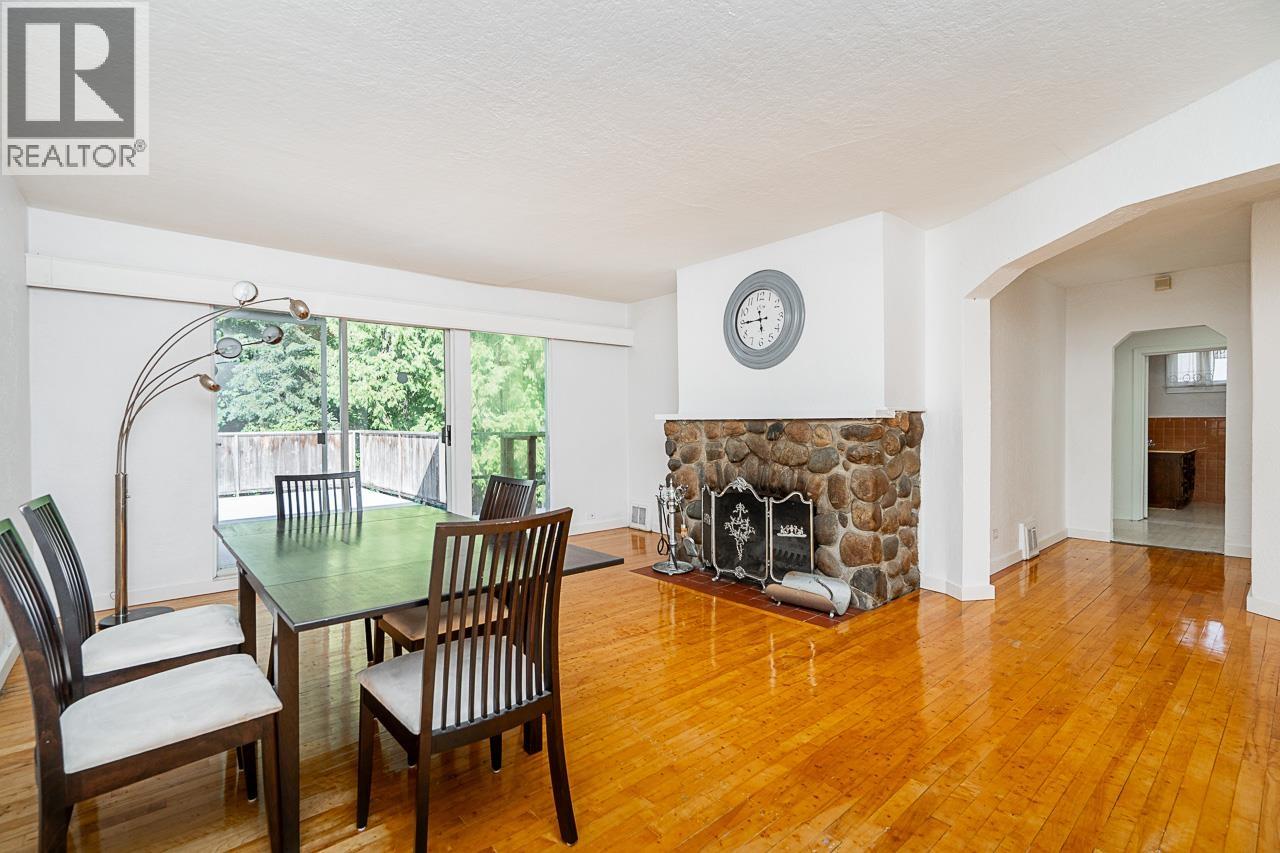 2212 OLD DOLLARTON ROAD|North Vancouver, British Columbia V7H1A8