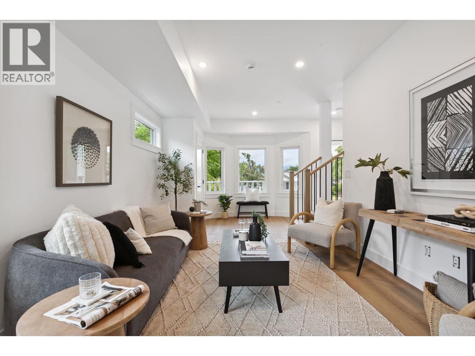 2528 MCGILL STREET|Vancouver, British Columbia V5K1H1