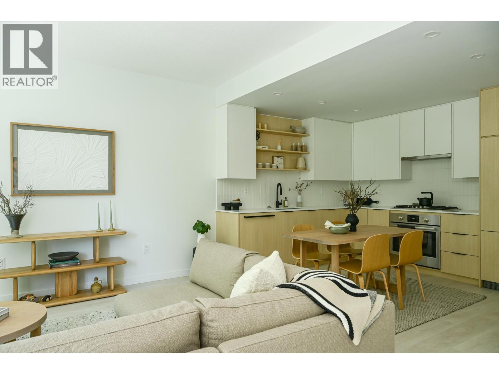 207 2045 HERITAGE PARK LANE|North Vancouver, British Columbia V7H0E3