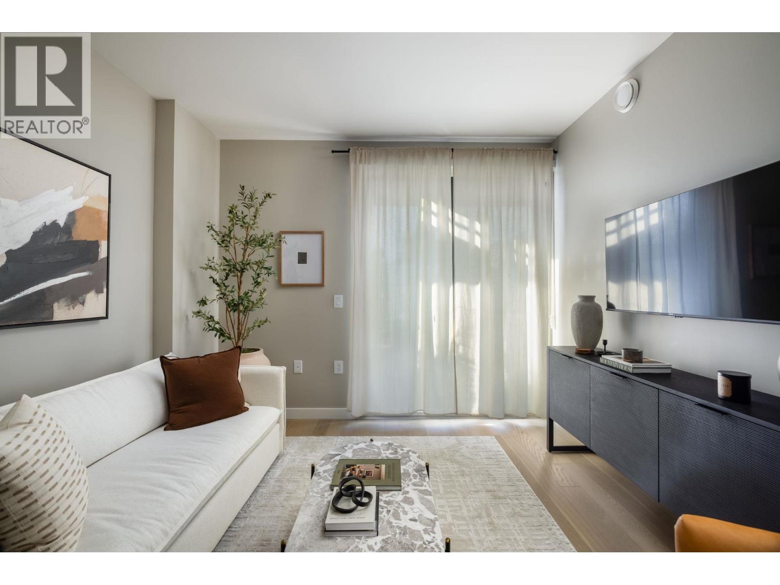 412 8398 OAK STREET|Vancouver, British Columbia V6P4A9