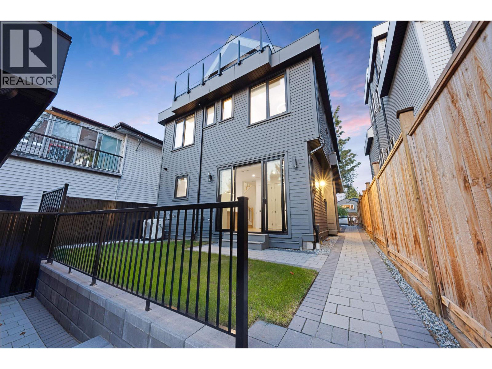 2 5315 INVERNESS STREET|Vancouver, British Columbia V5W3N9