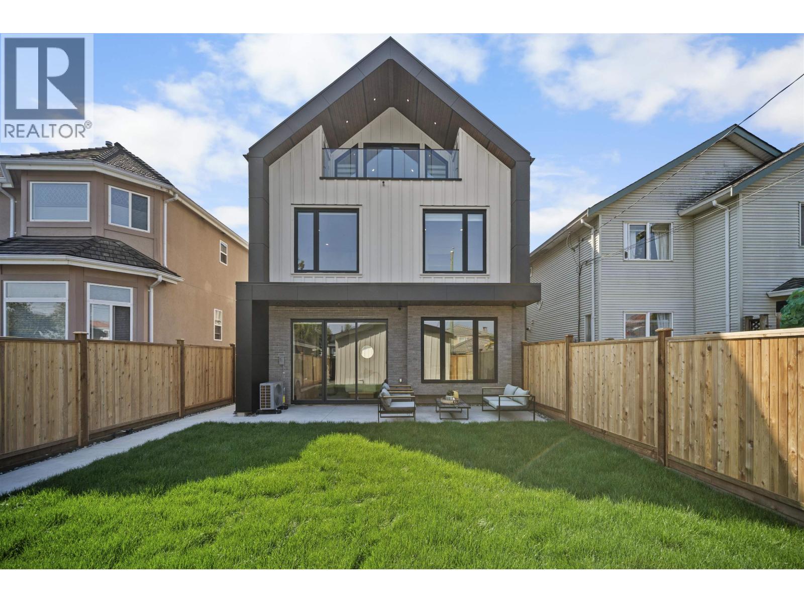 2 3563 E 25TH AVENUE|Vancouver, British Columbia V5R1K3