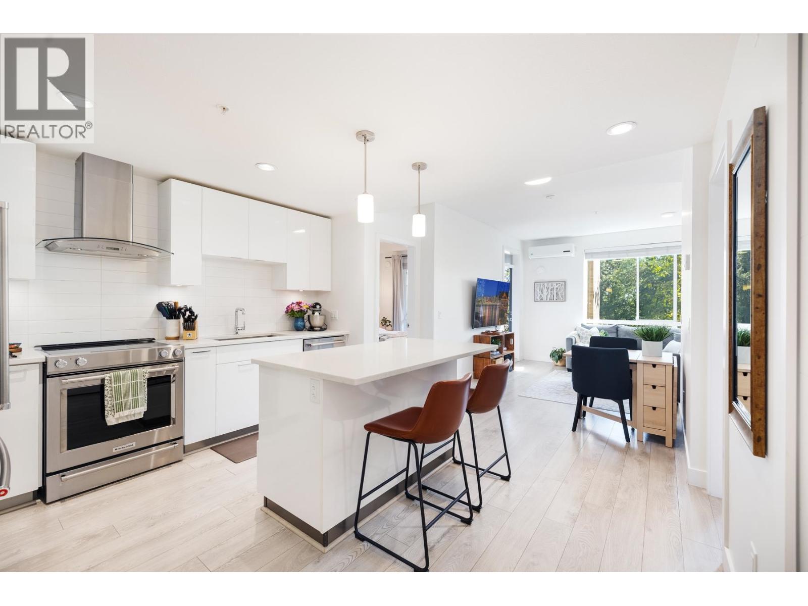 213 719 W 3RD STREET|North Vancouver, British Columbia V7M0E7