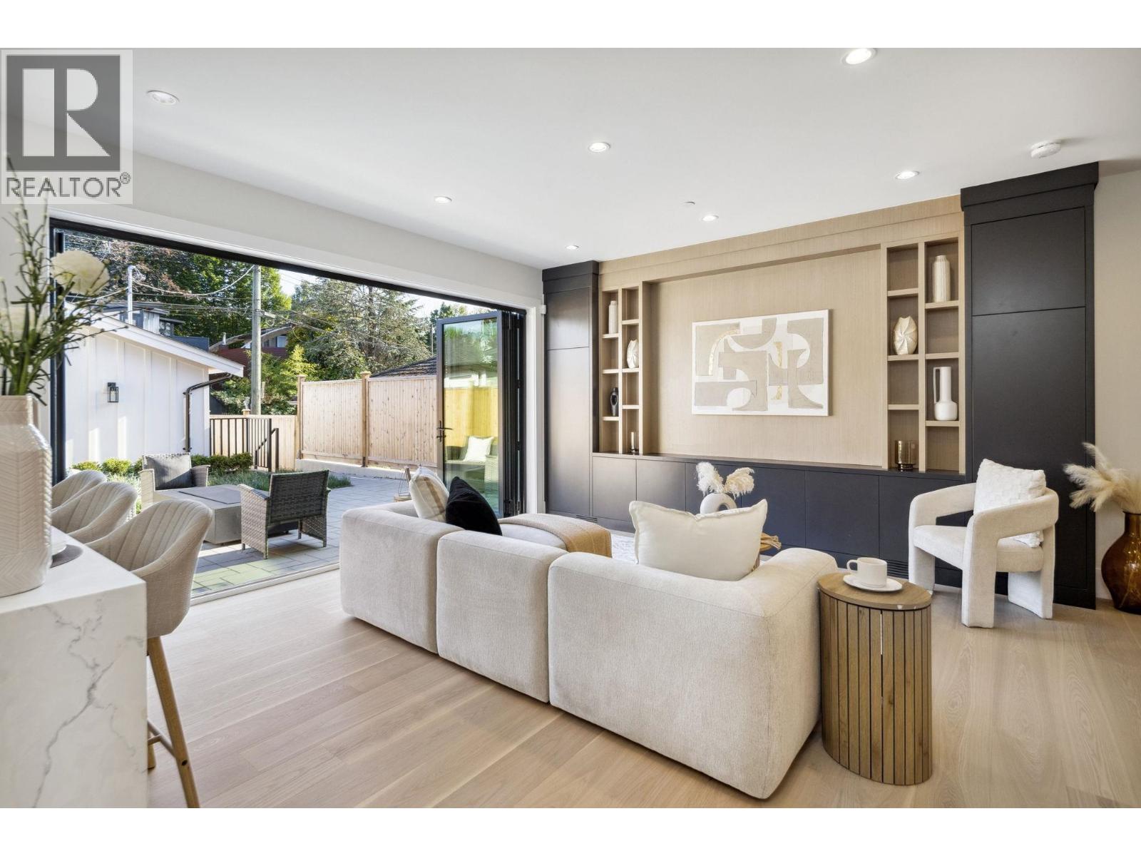 #2 2244 E 11TH AVENUE|Vancouver, British Columbia V5N1Z6