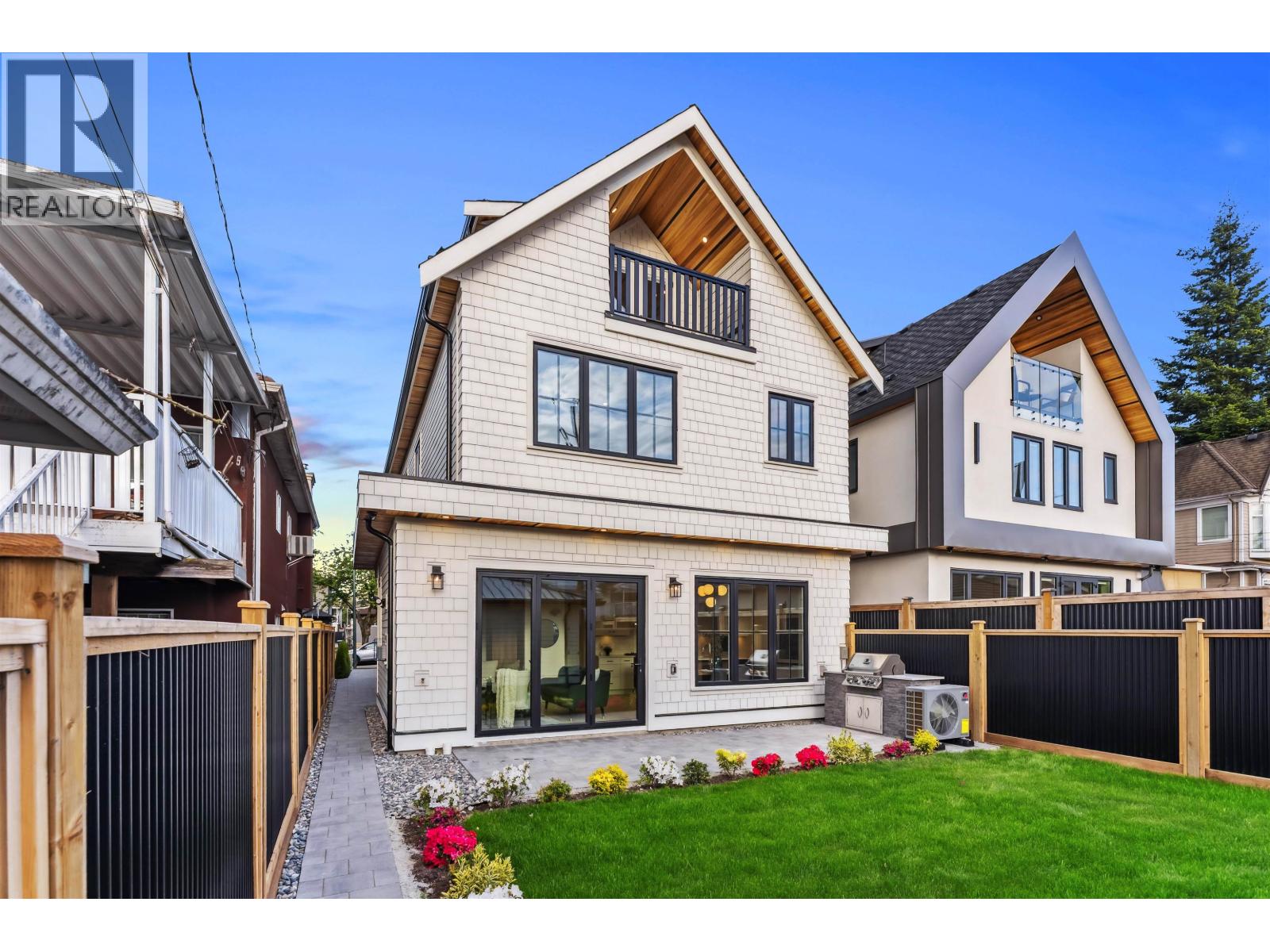 2 4763 COMMERCIAL STREET|Vancouver, British Columbia V5N4G8