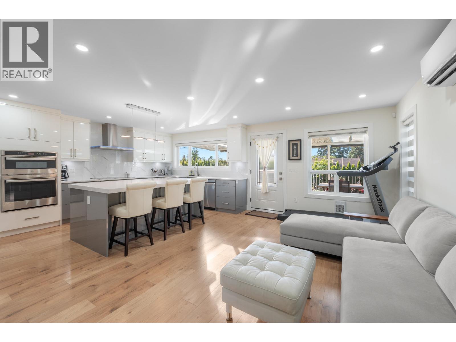 8649 11TH AVENUE|Burnaby, British Columbia V3N2P9