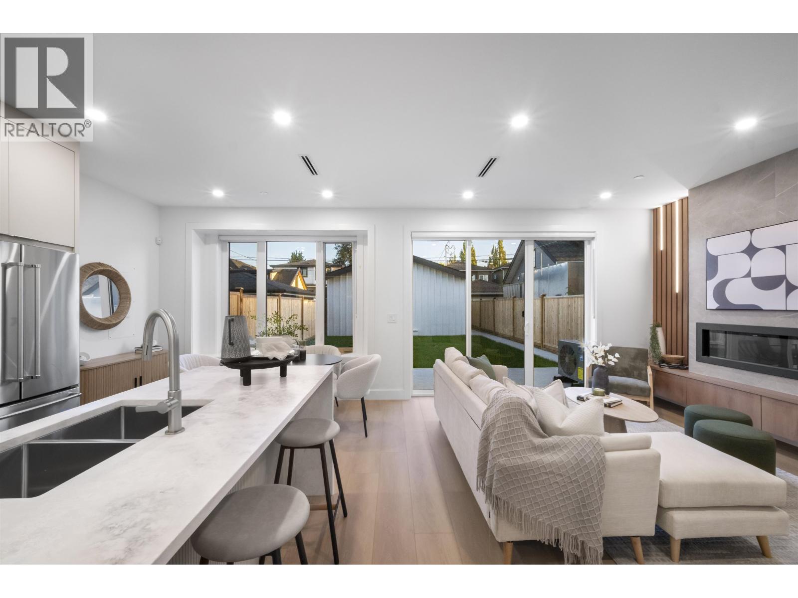 2 2386 E 45TH AVENUE|Vancouver, British Columbia V5R1K3