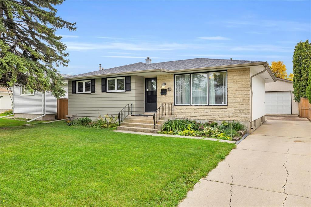 Property image for 32 Pinecrest Bay|Winnipeg, Manitoba R2G1W3