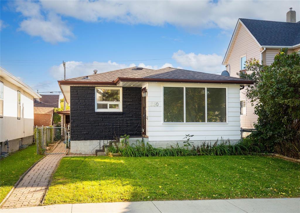 330 Ravelston Avenue|Winnipeg, Manitoba R2C1W2