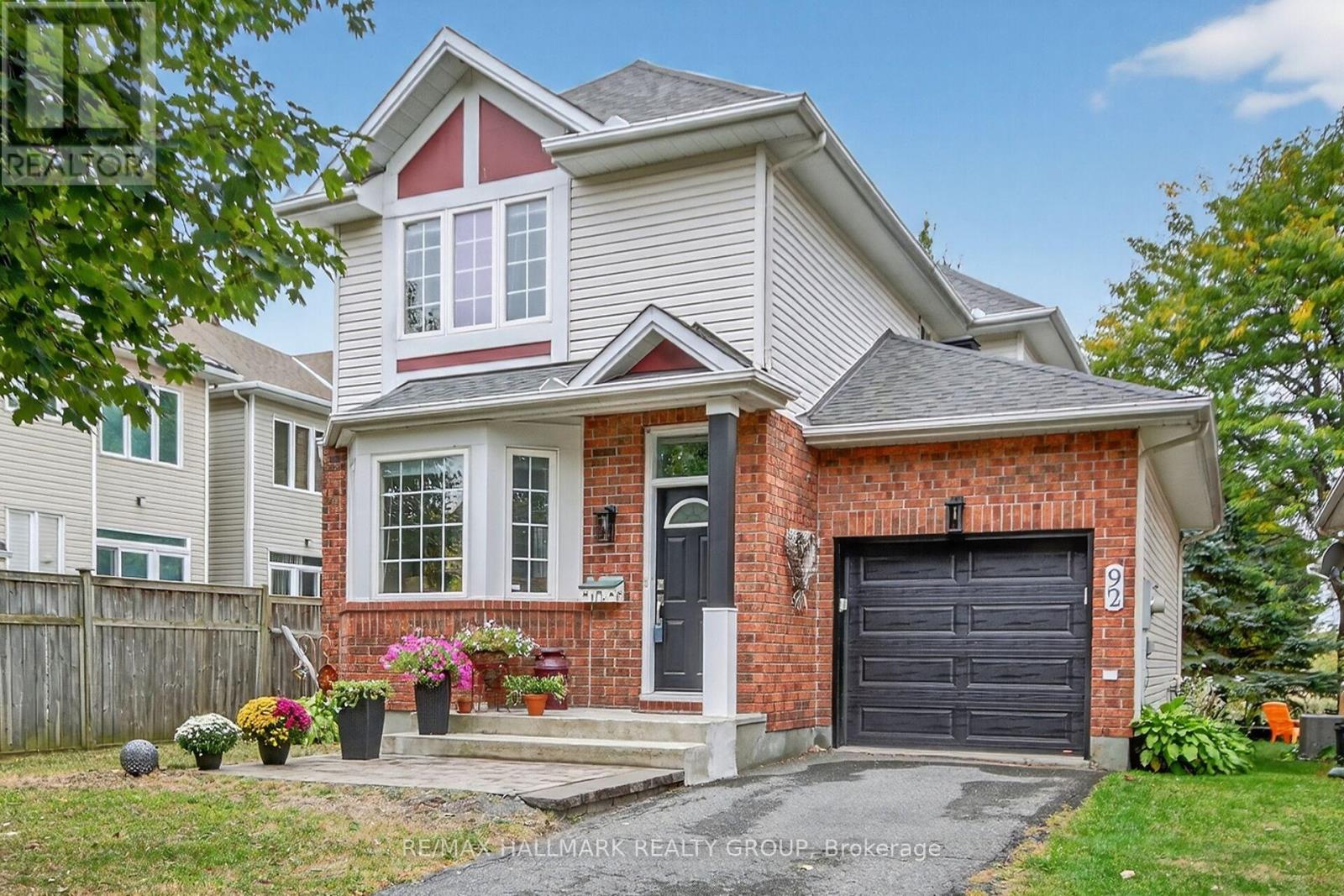 92 STONEMEADOW DRIVE|Ottawa, Ontario K2M2M3