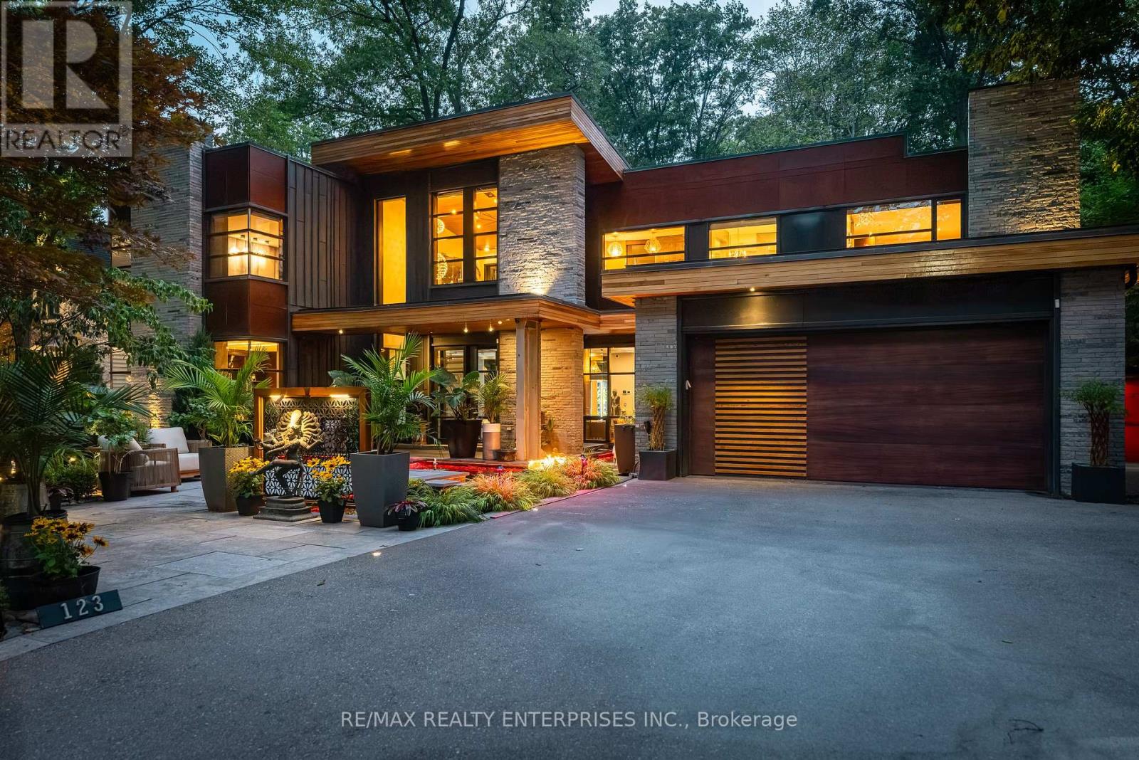 Primary image of 123 KENOLLIE AVENUE|Mississauga (Mineola), Ontario L5G2H7
