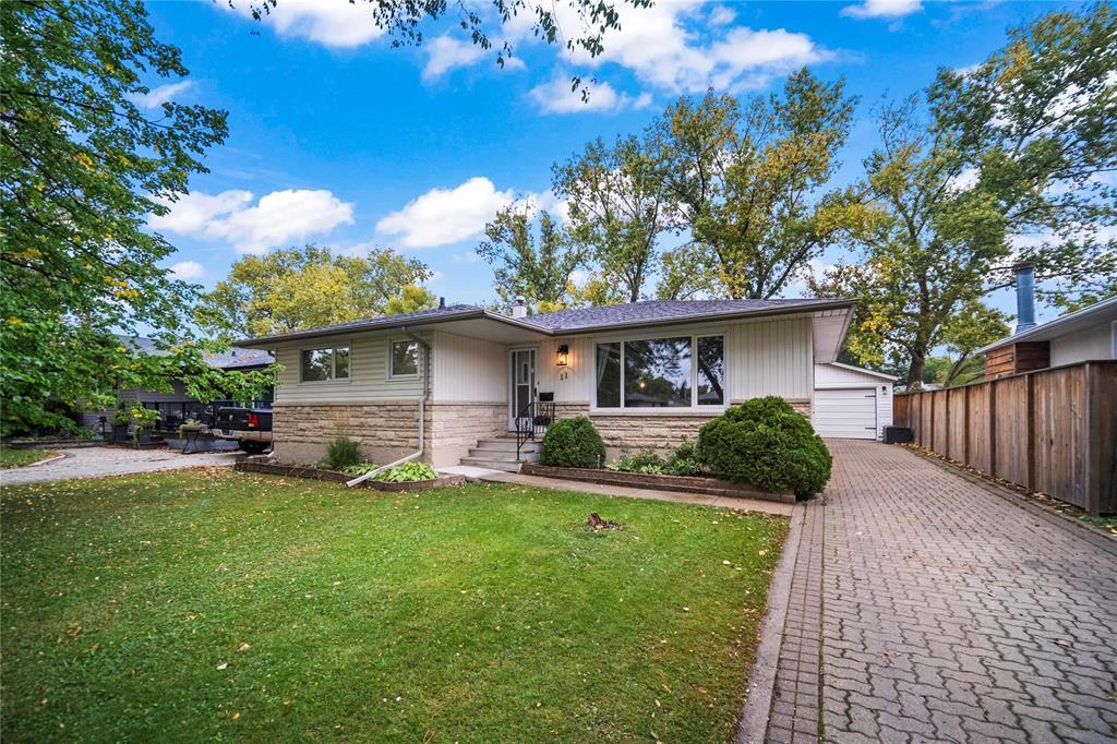 Property image for 11 Bellavista Crescent|Winnipeg, Manitoba R2Y1A9