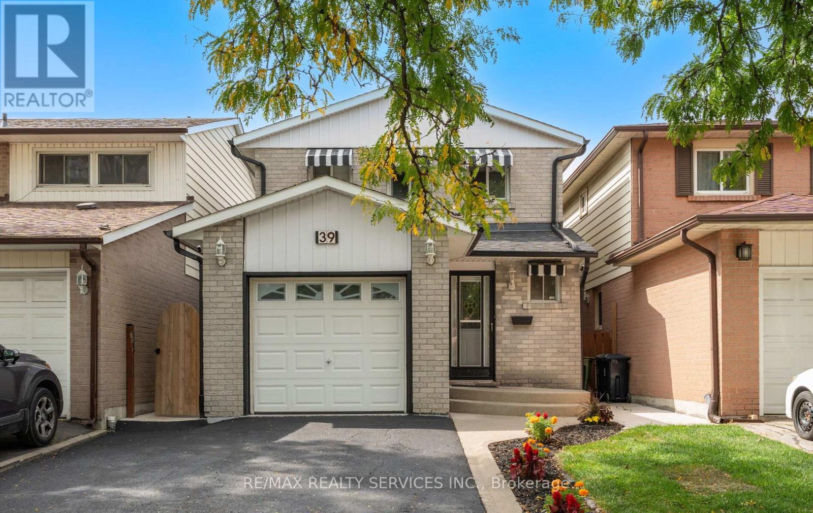 Property image for 39 AUTUMN GLEN CIRCLE|Toronto (West Humber-Clairville), Ontario M9W6B3