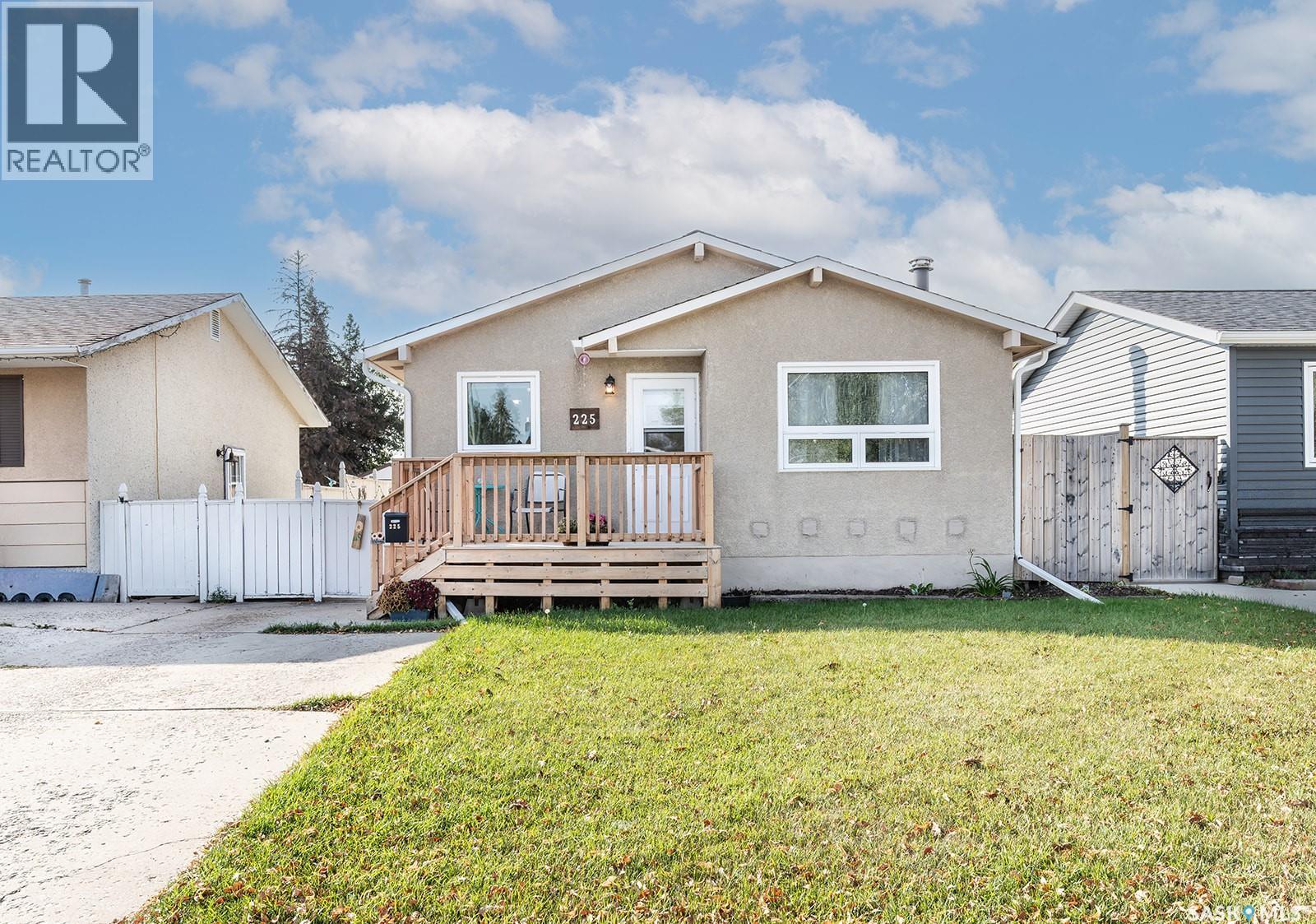 225 Cartier CRESCENT|Saskatoon, Saskatchewan S7L4M1