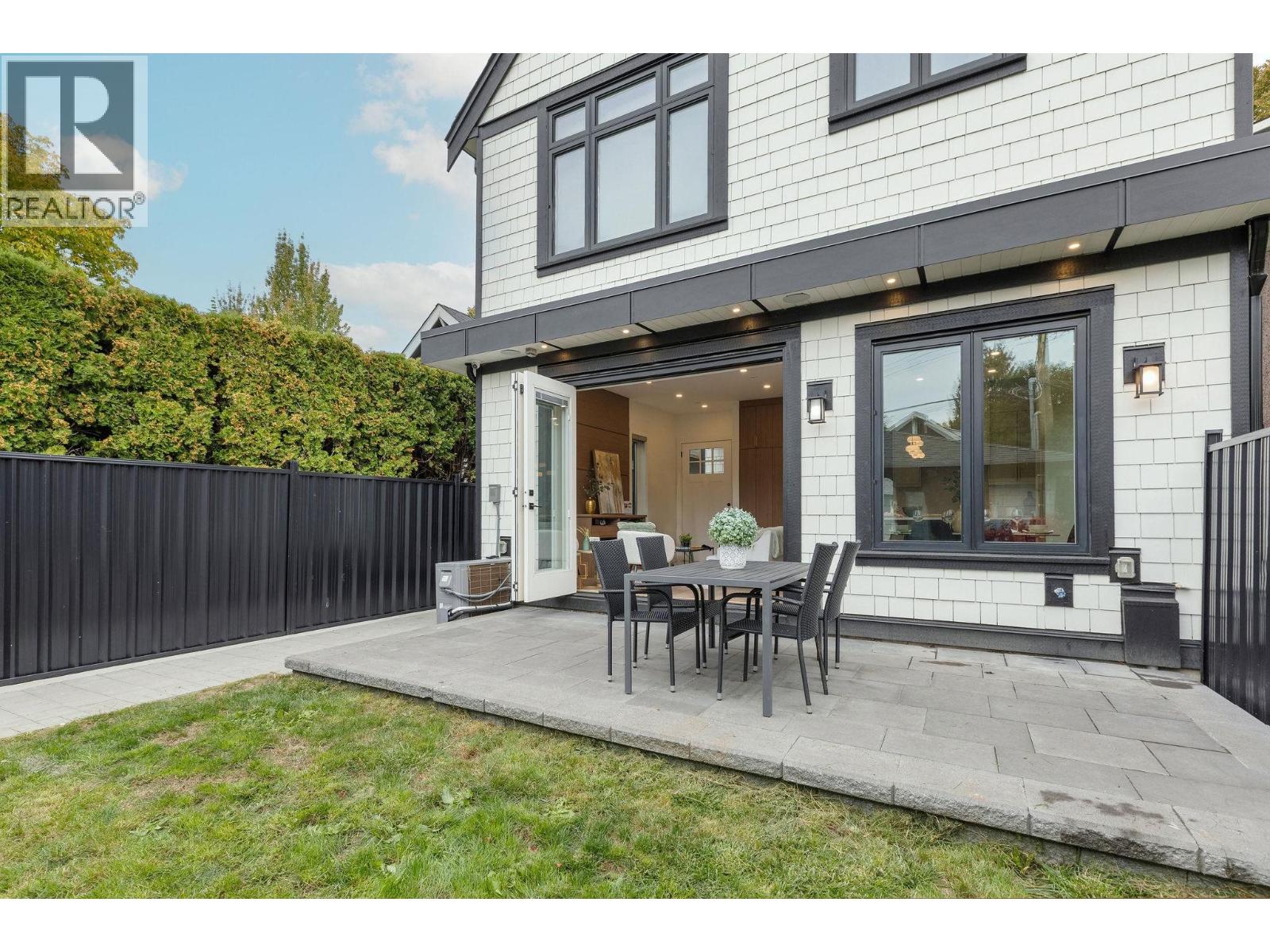 2334 E 5TH AVENUE|Vancouver, British Columbia V5N1N1