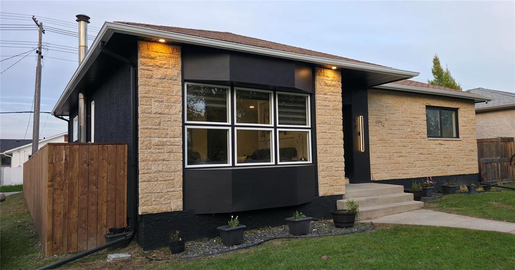 97 Teakwood Avenue|Winnipeg, Manitoba R2V2M7