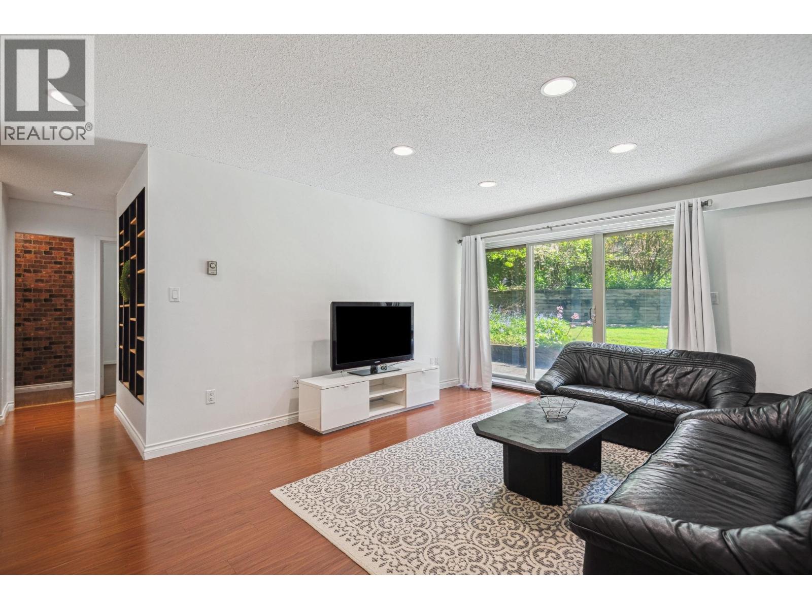 Property image for 101 9857 MANCHESTER DRIVE|Burnaby, British Columbia V3N4P5