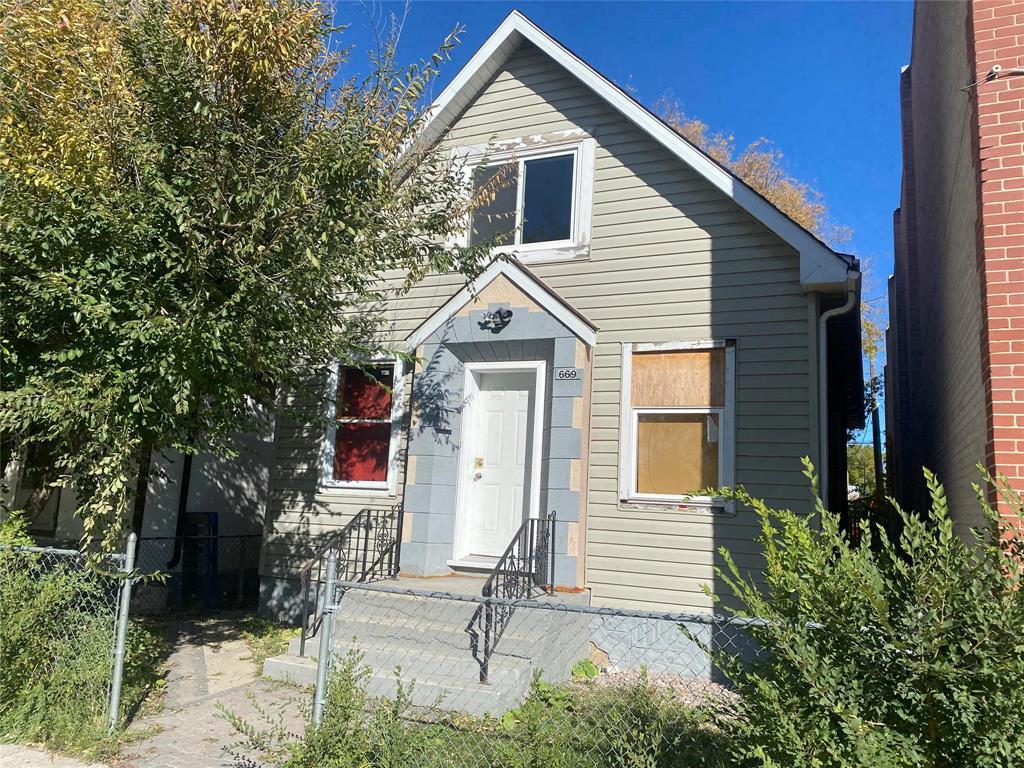 669 Flora Avenue|Winnipeg, Manitoba R2W2S6