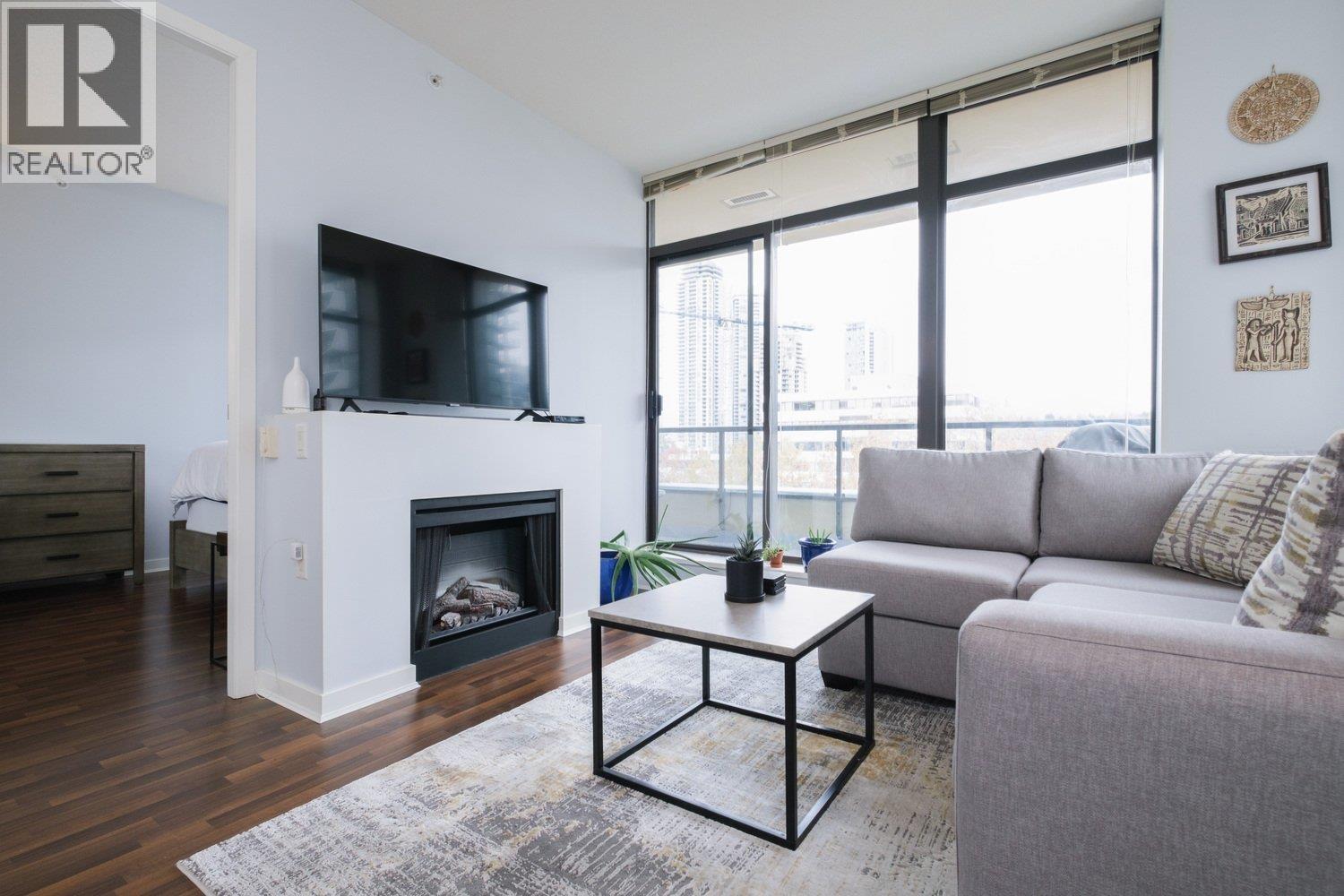 702 4250 DAWSON STREET|Burnaby, British Columbia V5C4B1