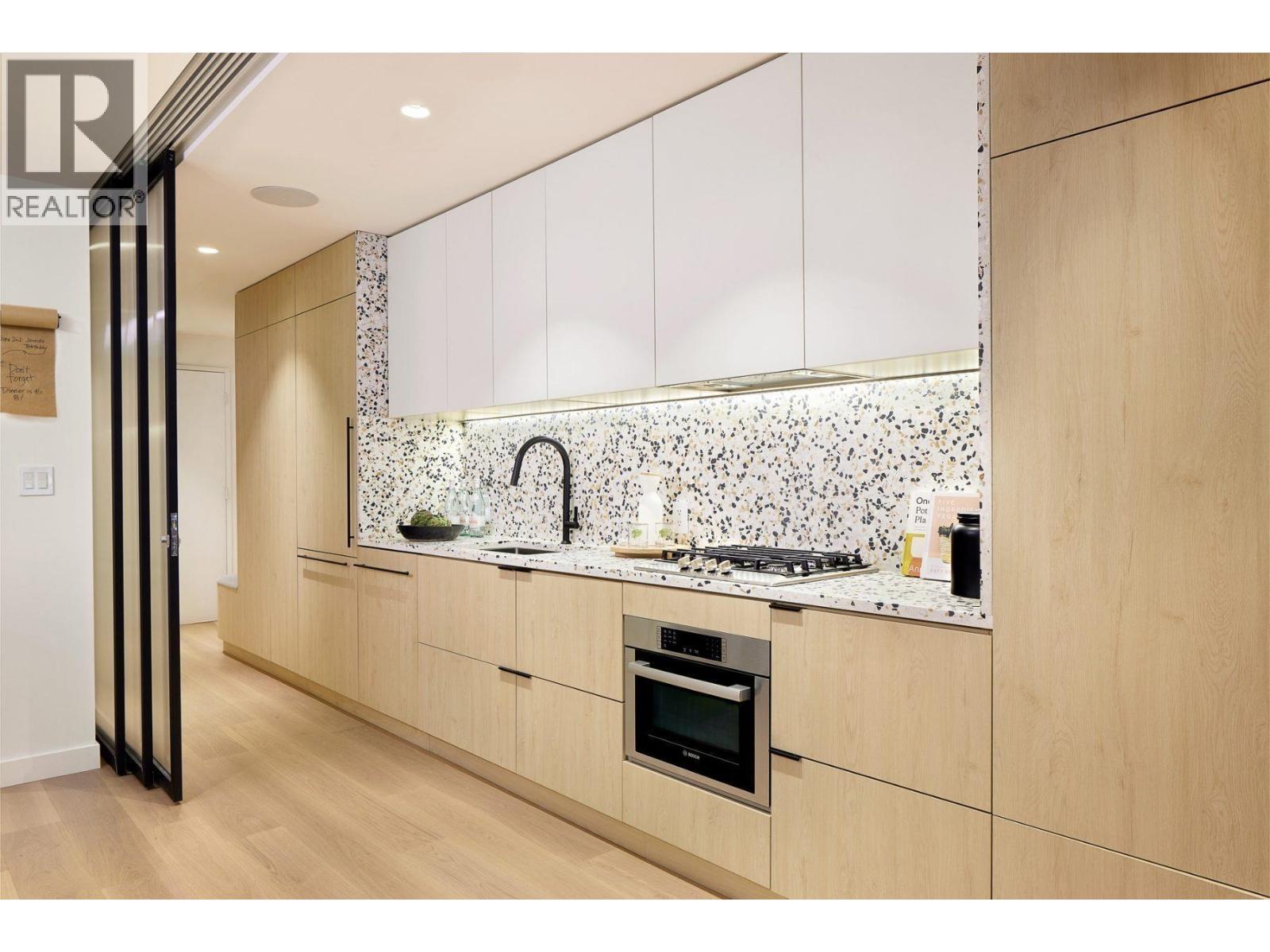 426 471 E BROADWAY|Vancouver, British Columbia V5T1W9