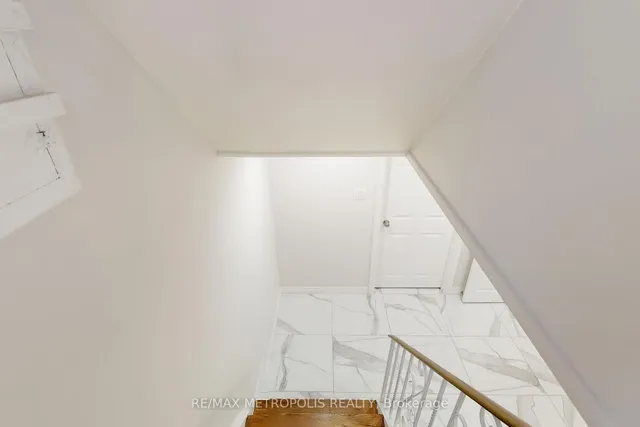 Additional image 32 of 162 Lord Roberts Dr