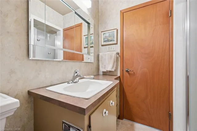 Additional image 20 of 46 Larkspur Cres