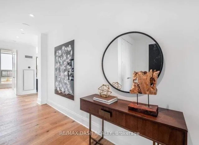 Additional image 5 of 151 Avenue Rd Unit 806