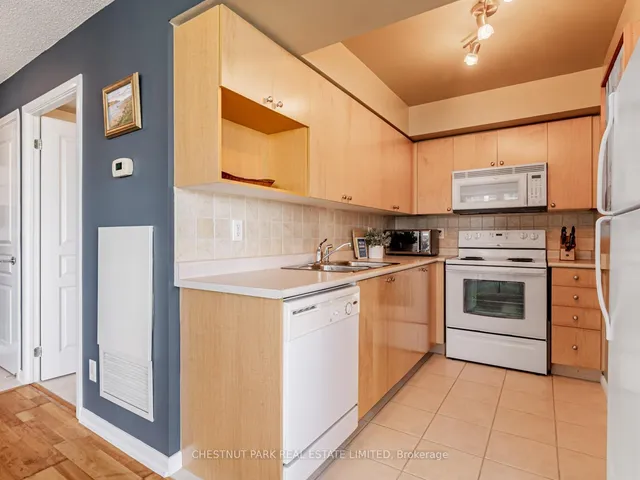 Additional image 3 of 18 Yonge St Unit 2211